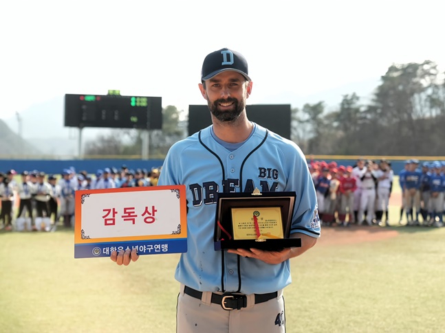 감독상을 받은 니퍼트 빅드림 유소년야구단 감독. /사진=대한유소년야구연맹