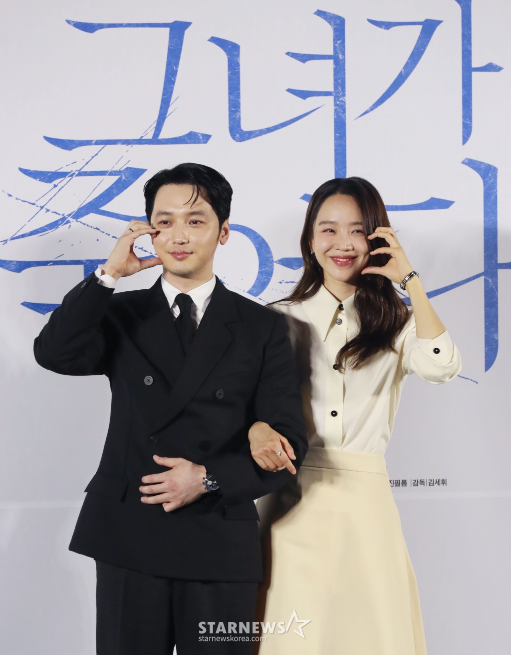 배우 변요한, 신혜선이 17일 오후 서울 서울 메가박스 성수점에서 진행된 영화 '그녀가 죽었다'(감독 김세휘) 제작발표회에 참석해 포즈를 취하고 있다. 훔쳐보기가 취미인 공인중개사 정태(변요한)가 자신이 관찰하던 인플루언서 소라(신혜선)를 죽였다는 누명을 벗기 위해 벌이는 분투를 그린 영화 '그녀가 죽었다'는 오는 5월 개봉 예정이다. /2024.04.17 /사진=이동훈