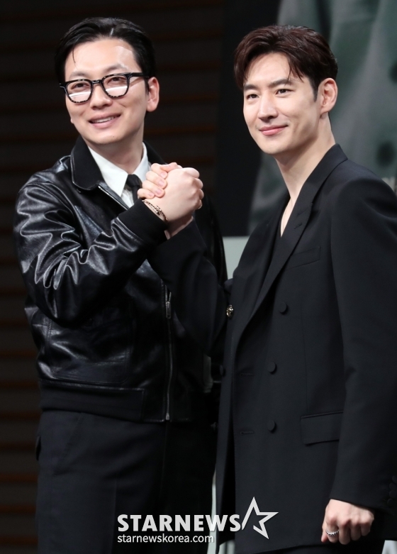 배우 이동휘, 이제훈이 18일 오후 서울 상암 MBC에서 열린 MBC 새 금토드라마 '수사반장 1958' 제작발표회에 참석해 포즈를 취하고 있다.