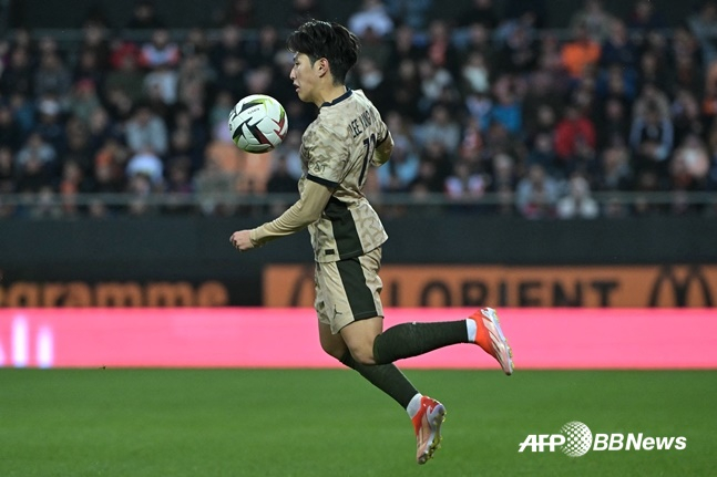 이강인이 25일(한국시간) 프랑스 로리앙의 스타드 뒤 무스투아르에서 열린 파리 생제르맹(PSG) 대 로리앙의 2023-2024시즌 프랑스 리그1 29라운드 순연 경기에서 볼을 컨트롤하고 있다. /AFPBBNews=뉴스1