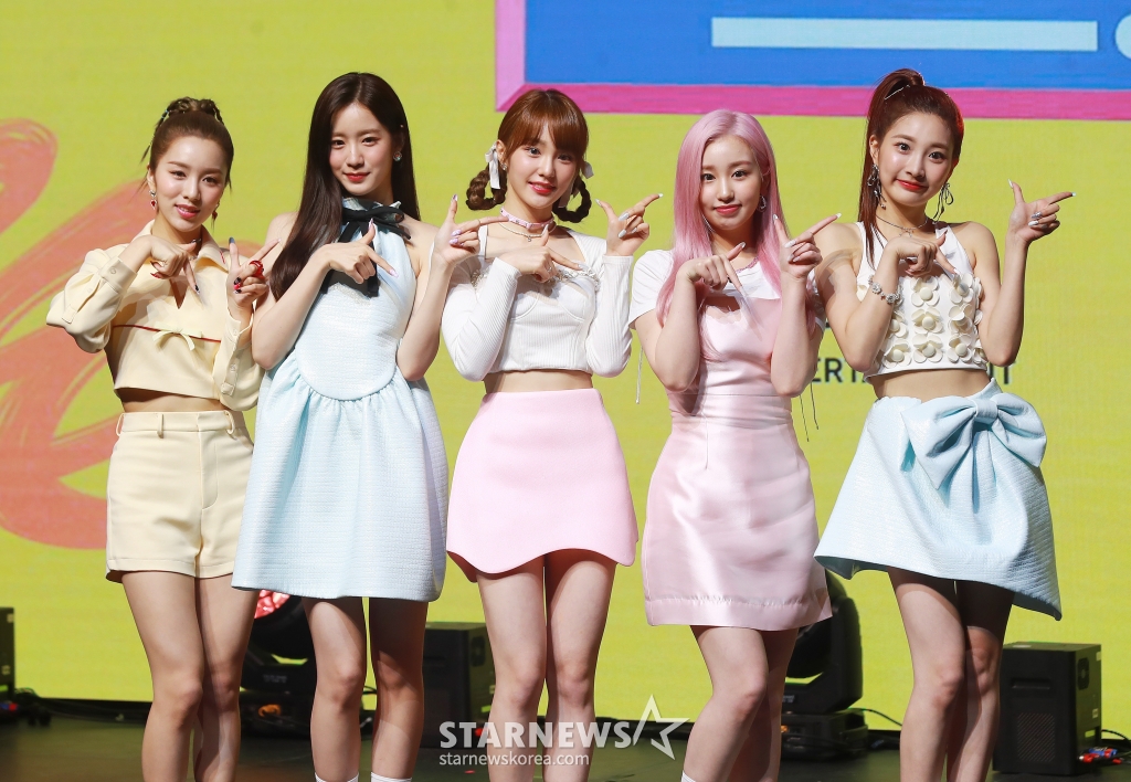 걸그룹 우아(woo!ah!)가 9일 오후 서울 강남구 슈피겐홀에서 진행된 미니 1집 '조이'(JOY) 발매기념 쇼케이스에서 포즈를 취하고 있다. 이번 앨범은 타이틀곡 '단거'(Danger)를 비롯해 '조이라이드'(Joyride), '고 어웨이'(Go Away), '스위치 업'(Switch Up), '스트레이트 업'(Stratight Up), '별 따러 가자' 등 총 6곡이 수록됐다. /2022.06.09