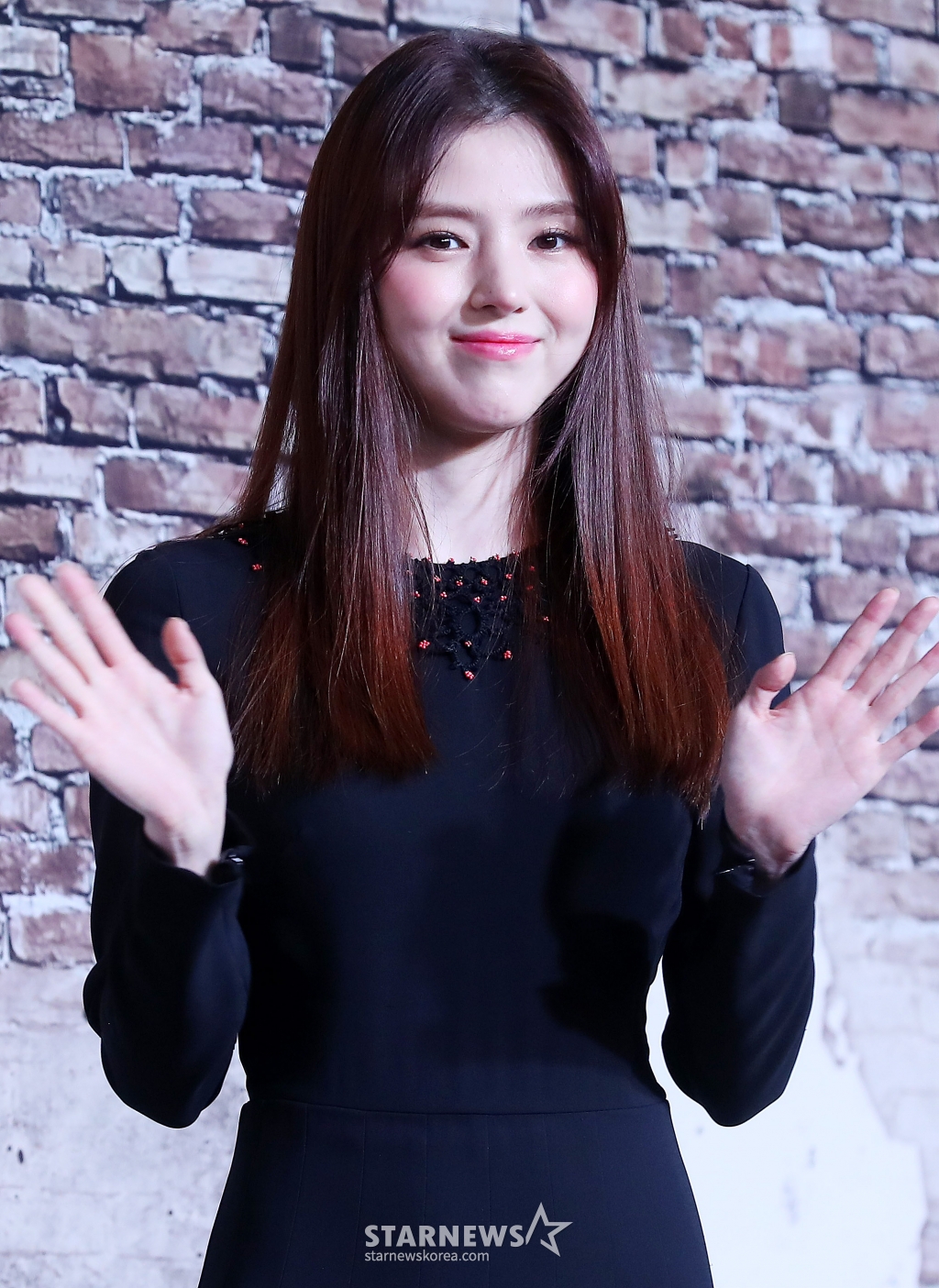 배우 한소희가 19일 오전 서울 용산구 레이어20 스튜디오에서 진행된 넷플릭스 시리즈 '경성크리처 파트1' 제작발표회에 참석해 포즈를 취하고 있다. '경성크리처'는 시대의 어둠이 가장 짙었던 1945년 봄, 생존이 전부였던 두 청춘이 탐욕 위에 탄생한 괴물과 맞서는 이야기다. '경성크리처' 파트1은 2023년 12월 22일, 파트2는 2024년 1월 5일 넷플릭스에서 공개된다. 2023.12.19 /사진=김창현