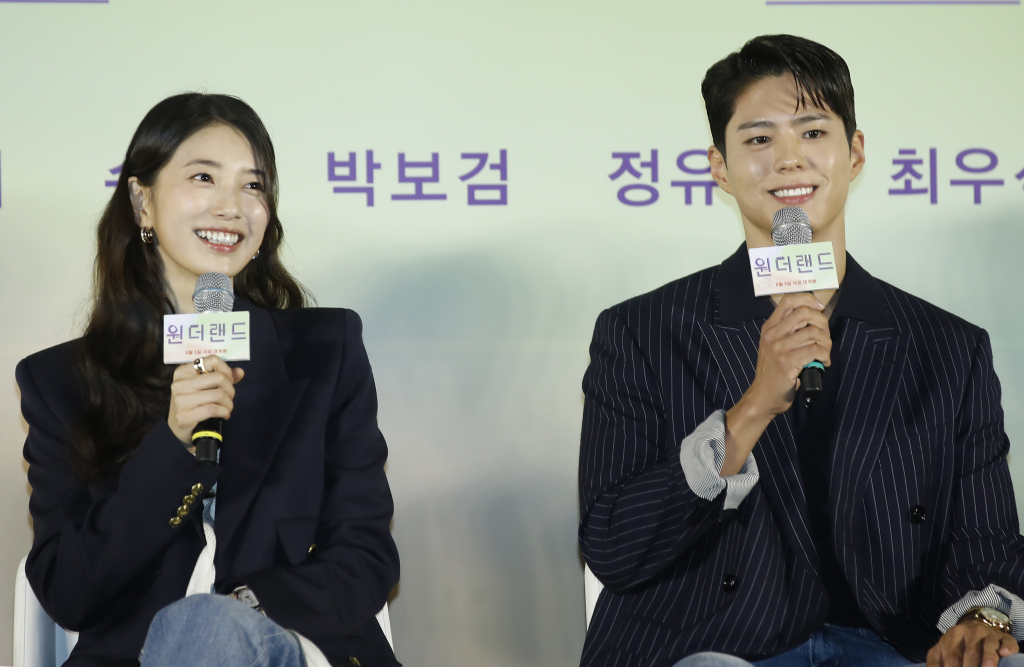 (서울=뉴스1) 권현진 기자 = 배우 수지와 박보검(오른쪽)이 9일 서울 용산구 CGV용산아이파크몰에서 열린 영화 '원더랜드‘(감독 김태용) 제작보고회에서 호흡에 대해 이야기 하고 있다. '원더랜드'는 죽은 사람을 인공지능으로 복원하는 영상통화 서비스 '원더랜드’를 통해 사랑하는 사람과 다시 만나는 이야기를 담은 작품이다. 2024.5.9/뉴스1 Copyright (C) 뉴스1. All rights reserved. 무단 전재 및 재배포, AI학습 이용 금지. /사진=(서울=뉴스1) 권현진 기자