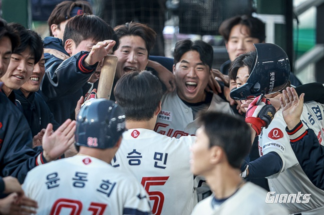 롯데 고승민이 9일 사직 한화전에서 1회 말 2점 홈런을 친 후 더그아웃에 돌아오자 동료들이 축하해주고 있다. /사진=롯데 자이언츠 제공