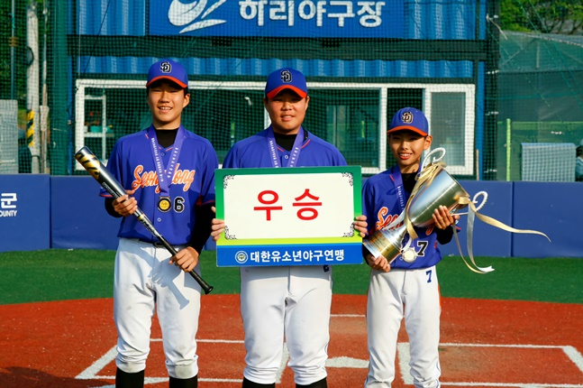 우승을 차지한 서울 성동구유소년야구단 선수들. /사진=대한유소년야구연맹