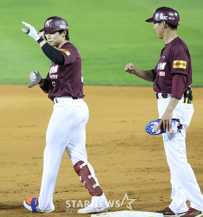 '2024 신한 SOL 뱅크 KBO리그' LG-키움전이 14일 서울 잠실야구장에서 열렸다. 키움 김혜성(왼쪽)이 8회초 2사 3루에서 1타점 적시타를 날리고 출루한 후 세리머니를 선보이고 있다. /사진=김진경 대기자