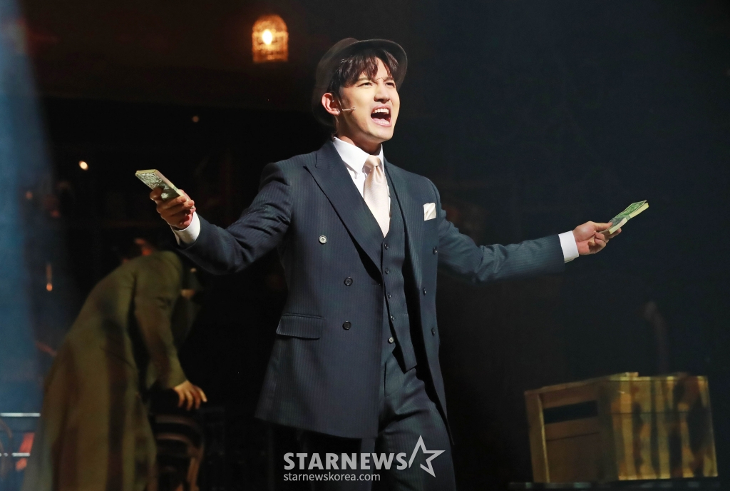 심창민 등 출연배우들이 16일 오후 서울 세종문화회관 M씨어터에서 진행된 뮤지컬 '벤자민 버튼' 프레스콜에서 열연하고 있다. /2024.05.16 /사진=이동훈