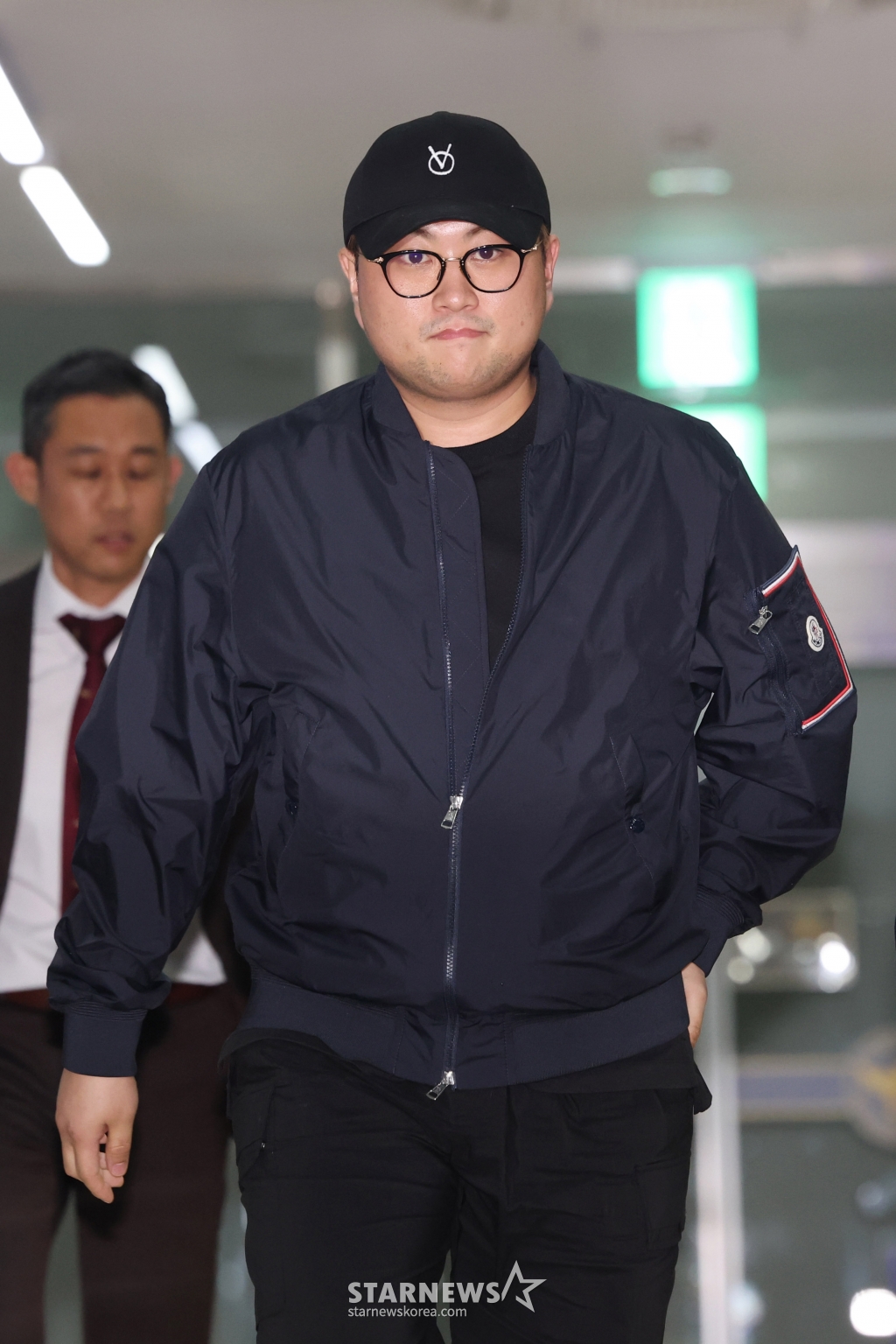 [서울=뉴시스] 추상철 기자 = 음주 뺑소니 혐의를 받는 트로트 가수 김호중이 21일 오후 서울 강남구 강남경찰서에서 경찰 조사를 받은후 귀가하고 있다. (공동취재) 2024.05.21. photo@newsis.com /사진=추상철