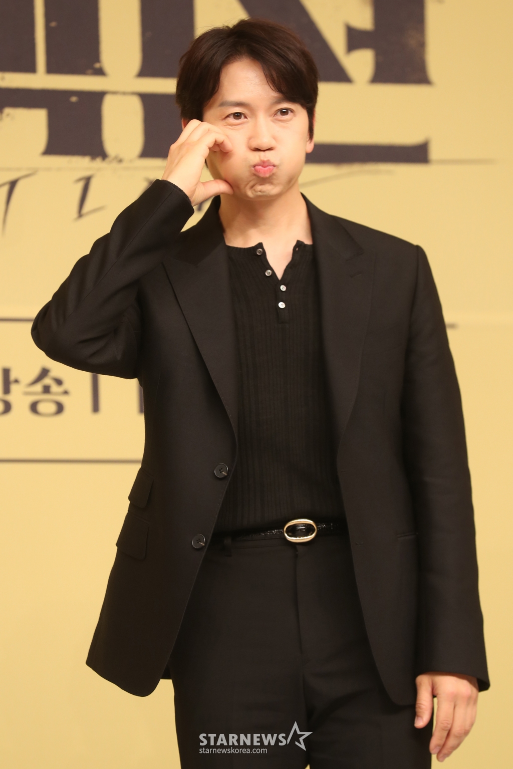 배우 지성이 24일 오후 서울 목동 SBS에서 열린 금토드라마 '커넥션' 제작발표회에 참석해 포즈를 취하고 있다. 드라마 '커넥션'은 누군가에 의해 마약에 강제로 중독된 마약팀 에이스 형사가 변질된 우정, 그 커넥션의 전말을 밝혀내는 중독추적서스펜스로 24일 첫 방송된다. 2024.05.24 /사진=임성균