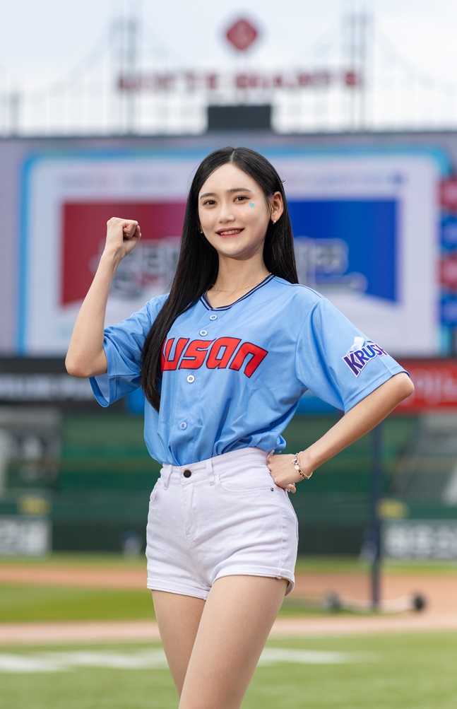 롯데가 부산시리즈에 입는 동백 유니폼. /사진=롯데 자이언츠 제공