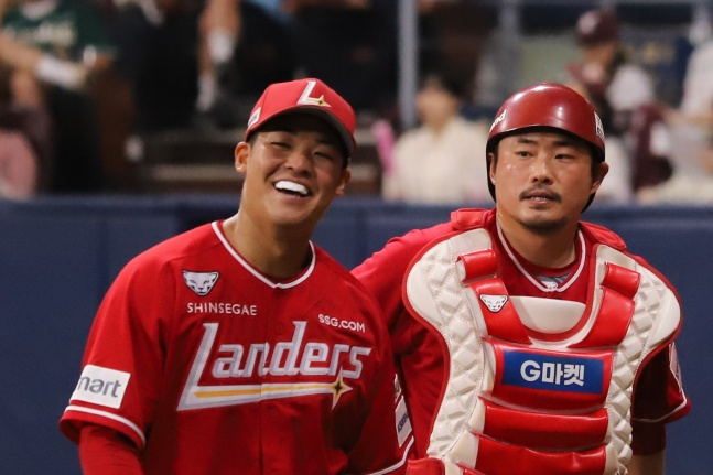SSG 시라카와 케이쇼(왼쪽)가 1일 서울 고척스카이돔에서 펼쳐진 키움과 2024 신한 SOL Bank KBO 리그 정규시즌 방문 경기에서 이닝을 마치고 이지영과 함께 내려오고 있다. /사진=SSG 랜더스 제공