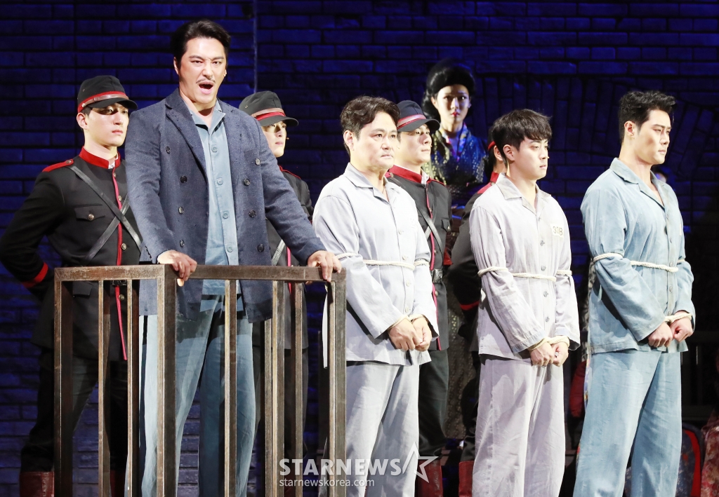 민우혁, 김진수 등 출연배우들이 4일 오후 서울 세종문화회관 대극장에서 진행된 뮤지컬 '영웅' 15주년 공연 프레스콜에서 열연하고 있다. /2024.06.04 /사진=이동훈