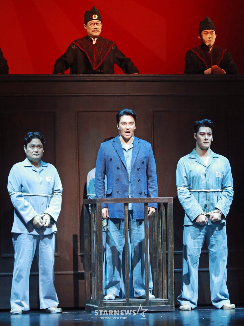 민우혁, 김진수 등 출연배우들이 4일 오후 서울 세종문화회관 대극장에서 진행된 뮤지컬 '영웅' 15주년 공연 프레스콜에서 열연하고 있다. /2024.06.04 /사진=이동훈