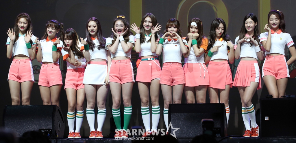 걸그룹 아이오아이가 17일 오전 서울 광진구 광장동 예스24 라이브홀에서 진행된 두 번째 미니앨범 '미스 미?(miss me?)' 쇼케이스에서 포즈를 취하고 있다. '미스 미?'에는 타이틀 곡 '너무너무너무'를 비롯해 '잠깐만', '내 말대로 해줘', 'PING PONG', '음 어쩌면' 등이 수록됐다. /사진=김창현 기자 chmt@
