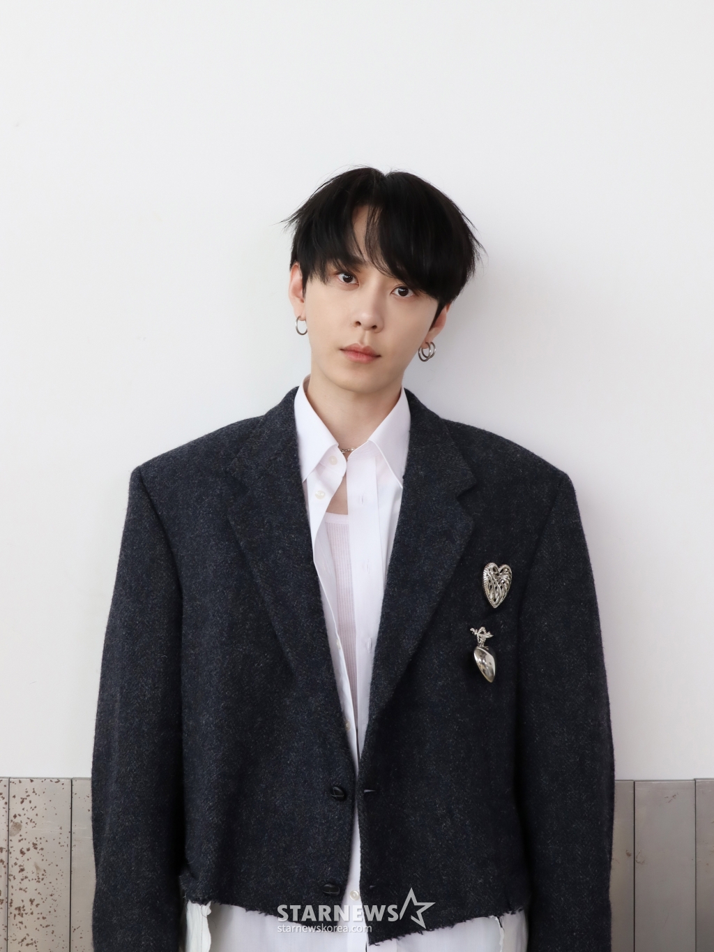 가수 용준형이 10일 오후 온라인으로 진행된 새 EP '로너' 발매 기념 온라인 기자간담회에 참석해 포즈를 취하고 있다. 새 앨범 타이틀곡은 용준형이 작사, 작곡한 '층간 소음'이다. 다양한 장르가 조화롭게 섞인 곡이다. 앨범에는 '층간 소음'을 비롯해 '차라리 내가 싫다고 해', 'LONELY'(론리), 'PRAHA'(프라하), 'GET OVER YOU'(겟 오버 유), 'PIECES'