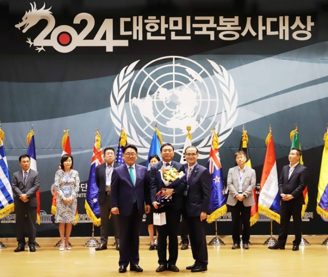 앞줄 왼쪽부터 유준상 한국정보기술연구원장, 이승준 오리온 대표이사, 안헌식 한국유엔봉사단 이사장.