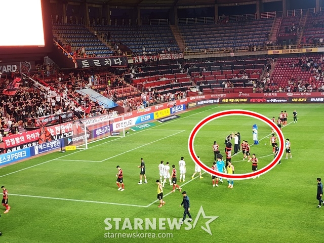 경기를 마치고 포항 팬들에게 인사하는 황선홍 감독(빨간색 원). /사진=이원희 기자