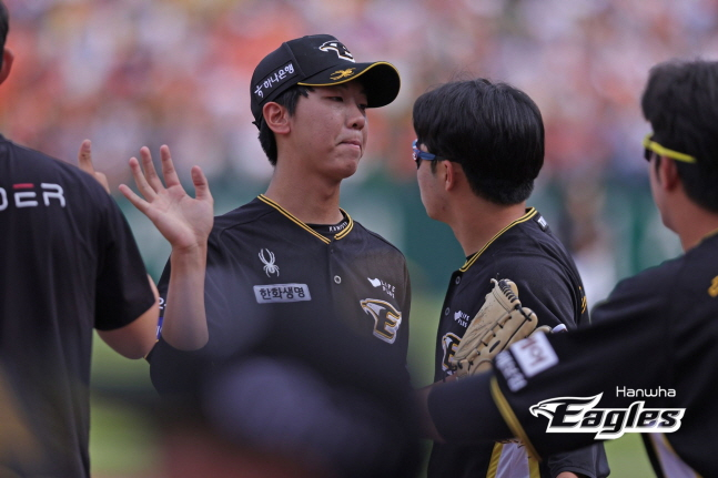 한화 황준서(가운데)가 15일 SSG전 투구를 마치고 동료들의 격려 속에 더그아웃으로 향하고 있다. /사진=한화 이글스 제공