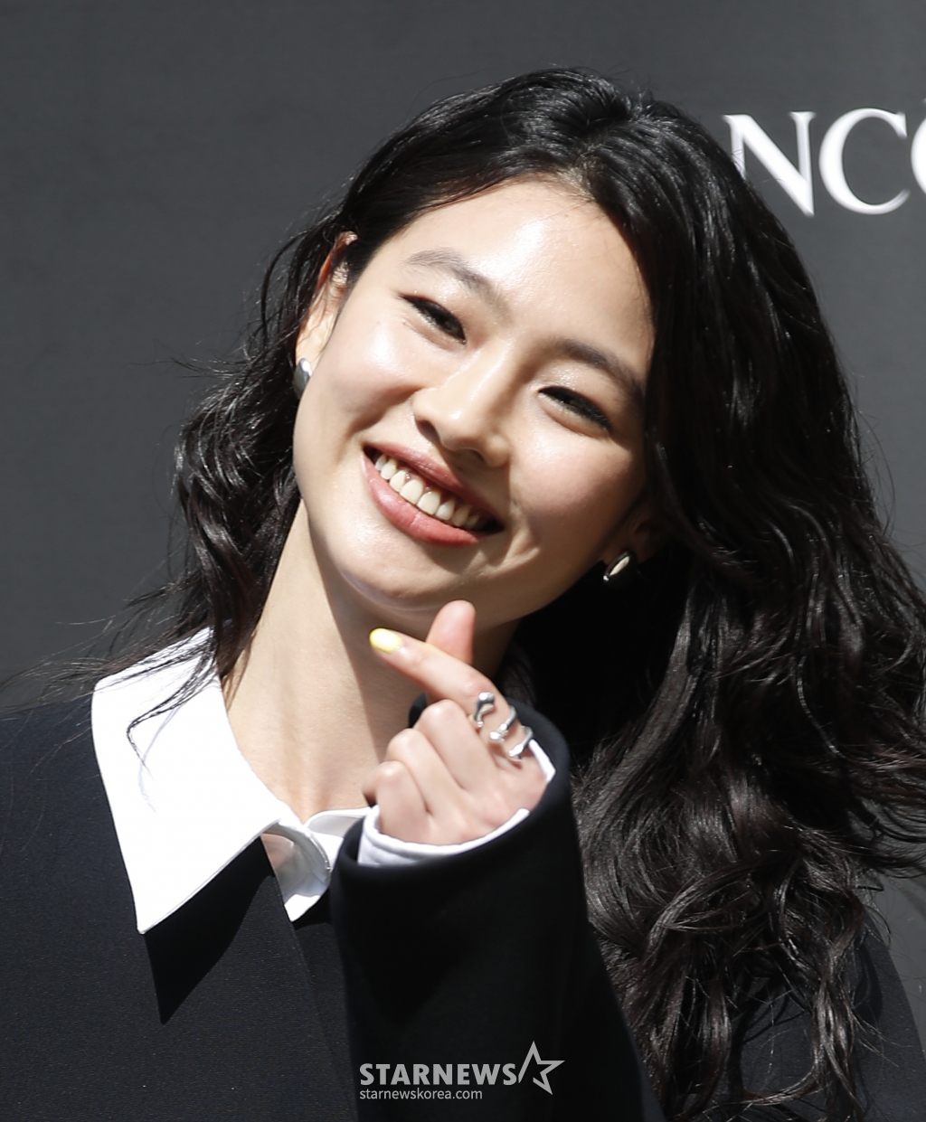 (서울=뉴스1) 권현진 기자 = 모델 정호연이 5일 서울 성동구 성수동 오우드에서 진행된 ‘랑콤’의 신제품 출시 행사에서 포즈를 취하고 있다. 2024.4.5/뉴스1 Copyright (C) 뉴스1. All rights reserved. 무단 전재 및 재배포, AI학습 이용 금지. /사진=(서울=뉴스1) 권현진 기자