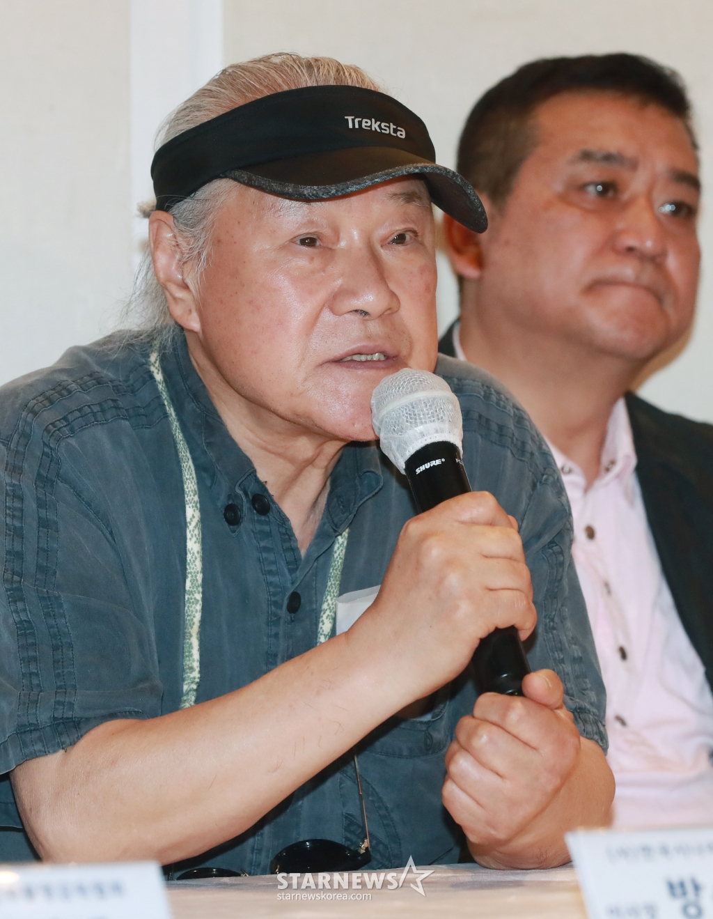 이장호 대종상영화제 위원장, 양윤호 한국영화인총연합회장 등 영화인들이 27일 오후 서울 광화문 한 식당에서 진행된 한국영화인총연합회 파산-회생 관련 및 제60회 대종상영화제 개최에 대한 기자회견에서 질문에 답하고 있다. /2024.06.27 /사진=이동훈
