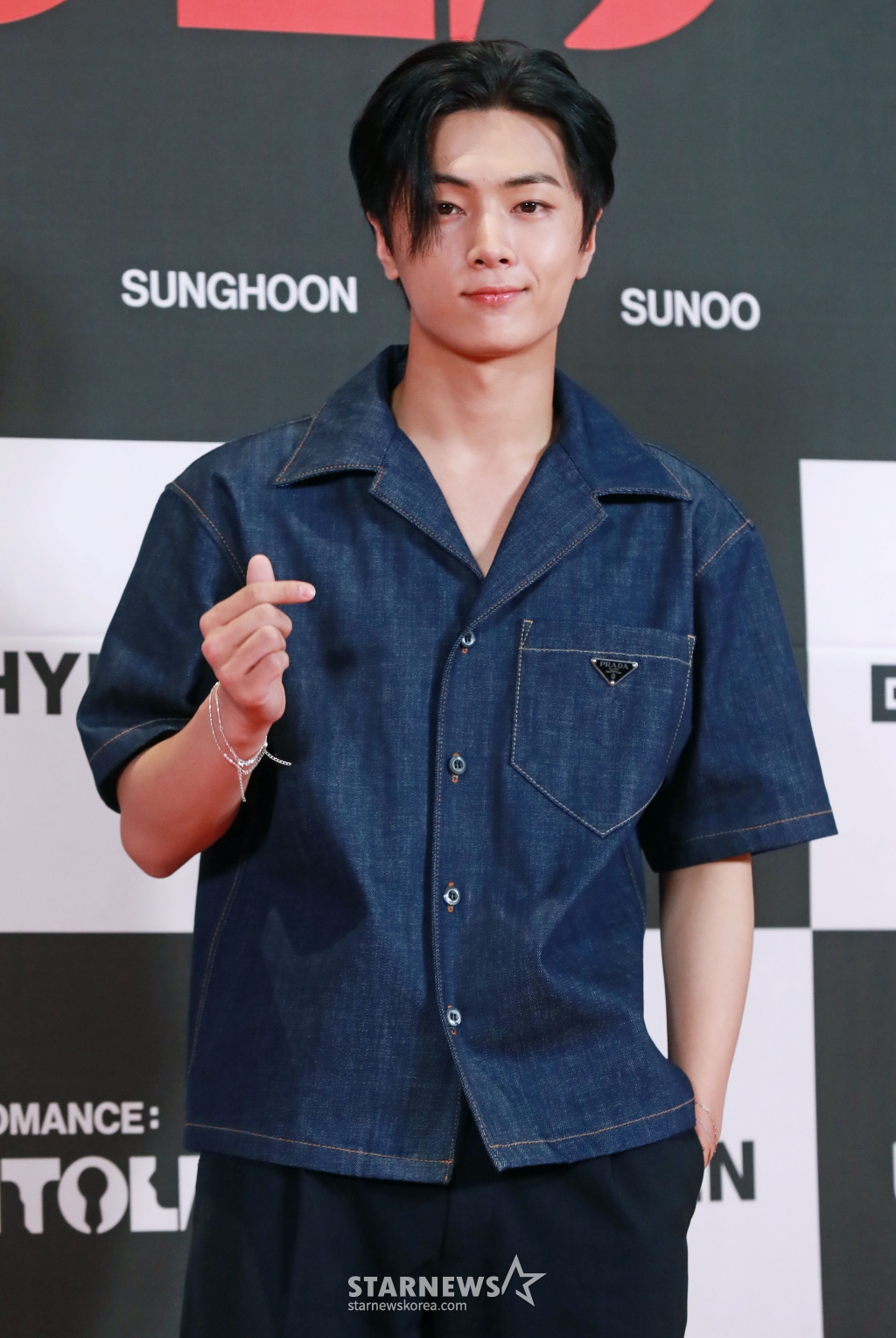그룹 엔하이픈(ENHYPEN) 제이가 22일 오후 서울 메가박스 코엑스에서 진행된 정규 2집 'ROMANCE : UNTOLD'의 콘셉트 시네마 단체 관람 이벤트에 앞서 포즈를 취하고 있다. /2024.06.22 /사진=이동훈