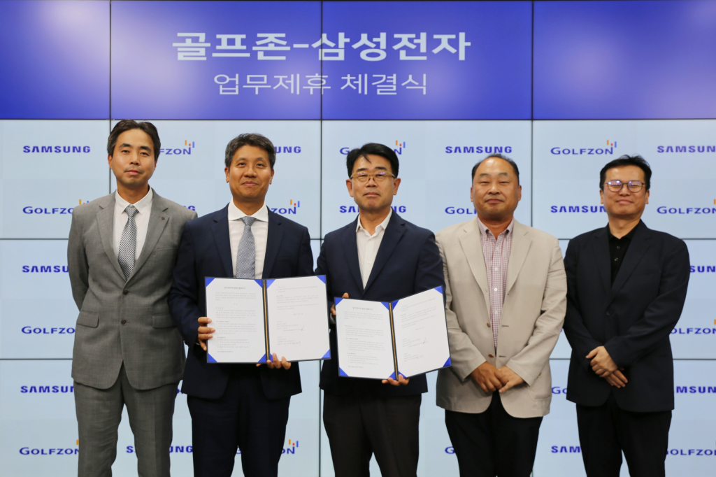 지난 2일 골프존타워서울에서 진행된 업무협약식에서 (왼쪽부터)골프존 송영범 상무, 골프존 박강수 대표, 삼성전자 한국총괄 B2B영업팀 오치오 팀장, 이계원 상무, 정세환 상무가 기념사진을 촬영하고 있다.