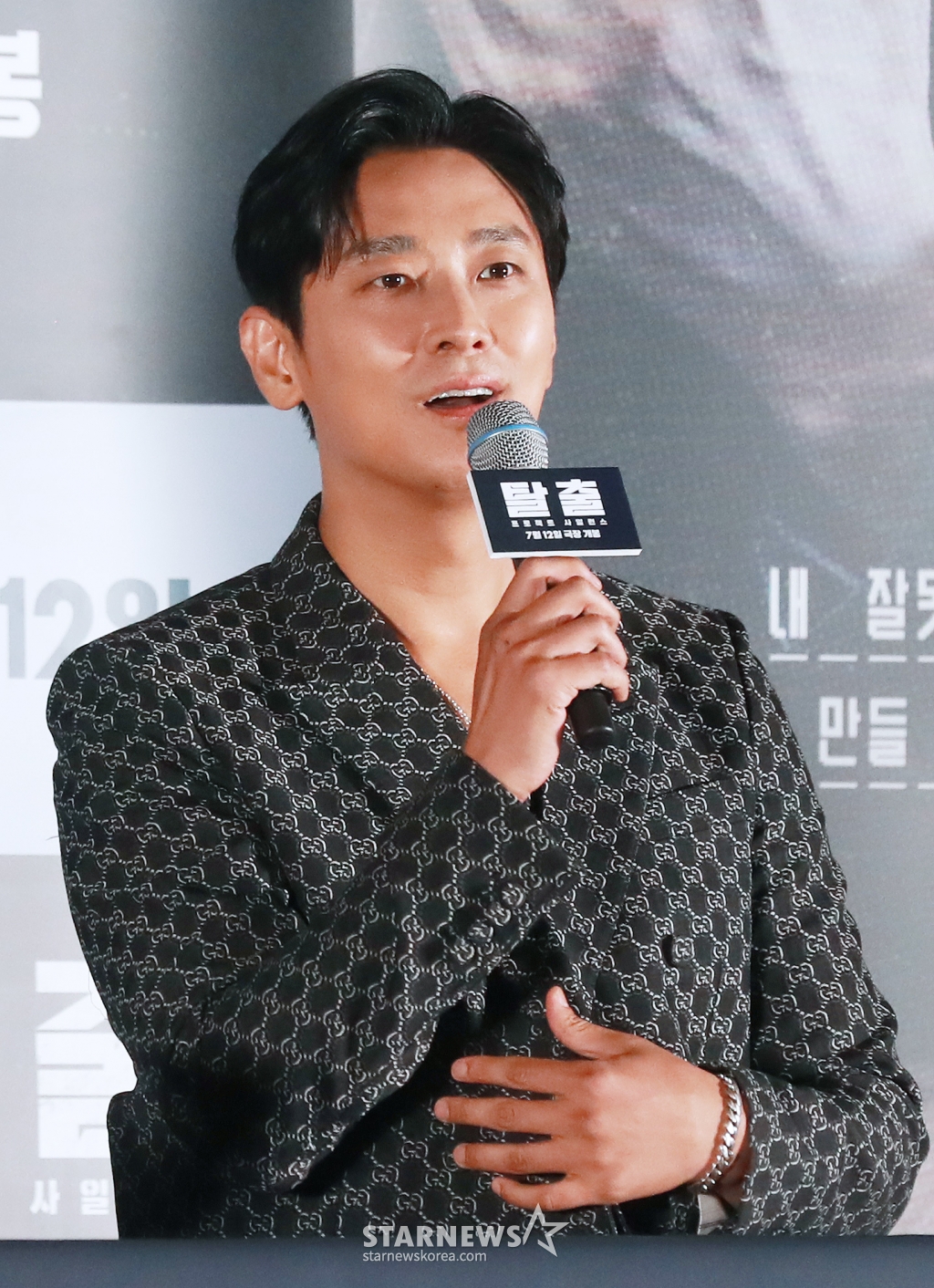 배우 주지훈이 8일 오후 서울 CGV아이파크몰에서 진행된 영화 '탈출: 프로젝트 사일런스'(감독 김태곤) 언론시사회 및 기자간담회에 참석해 질문에 답하고 있다. 故 이선균 배우의 유작 중 한편인 '탈출: 프로젝트 사일런스'는 짙은 안개 속 연쇄 추돌 사고가 일어나고, 붕괴 위기의 공항대교에 풀려난 통제불능의 군사용 실험견들로부터 살아남기 위해 극한의 사투를 벌이는 사람들의 이야기다. /2024.07.08 /사진=이동훈