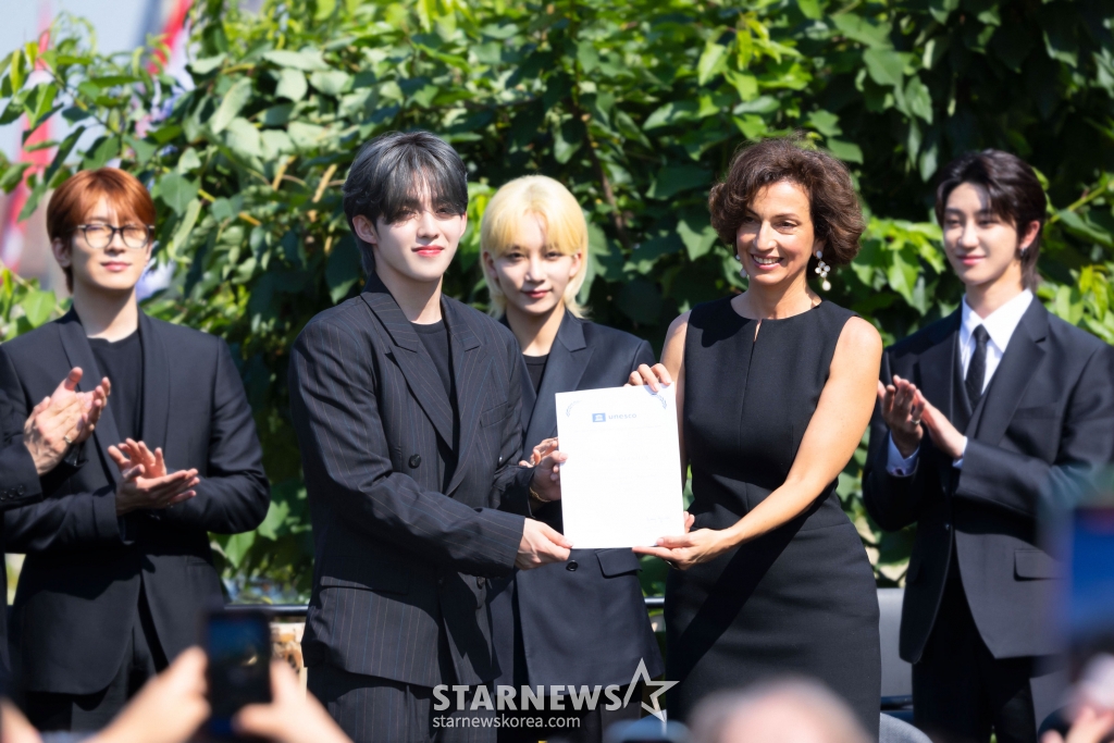 그룹 세븐틴이 26일 오전(현지 시각) 프랑스 파리 유네스코 본부에서 진행된 유네스코 청년 친선대사 임명식에서 오드레 아줄레 유네스코 본부 사무총장과 기념촬영을 하고 있다. /사진제공=플레디스 2024.06.27 /사진=이동훈