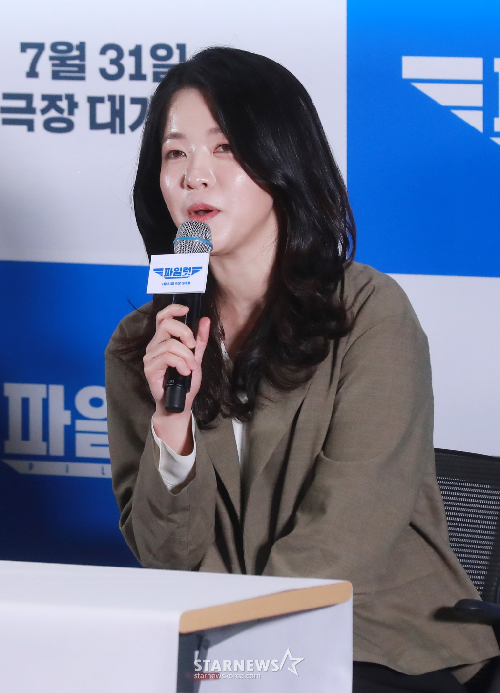 김한결 감독이 16일 오후 서울 롯데시네마 월드타워점에서 진행된 영화 '파일럿' 언론시사회 및 기자간담회에 참석해 질문에 답하고 있다. 스타 파일럿에서 하루아침에 실직자가 된 한정우(조정석 분)가 파격 변신 이후 재취업에 성공하며 벌어지는 코미디 영화 '파일럿'은 오는 31일 개봉한다. /2024.07.16 /사진=이동훈