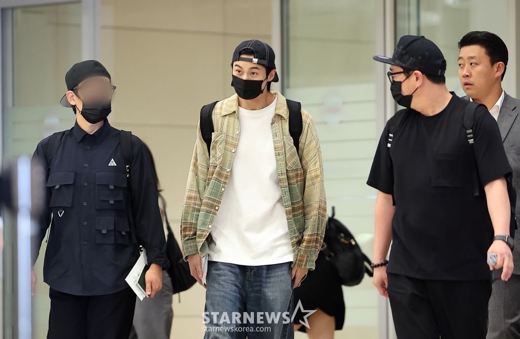 (인천공항=뉴스1) 김진환 기자 = 과잉 경호 논란에 휩싸인 배우 변우석이 홍콩에서 열린 아시아 팬미팅 일정을 마치고 16일 오후 인천국제공항 제2터미널을 통해 입국하고 있다. 변우석의 경호업체는 지난 12일 공항 라운지를 이용하는 다른 이용객에게 강한 플래시를 쏘고 이용객 일부에게 여권 제시를 요구하며 과잉 경호를 해 공항 이용객들에게 불편을 샀다. 이에 변우석의 소속사와 경호업체는 사과했지만, 인천국제공항 측이 사전 협의가 없이 진행됐다는 입장을 전해 다시 논란이 확산했다. 2024.7.16/뉴스1 Copyrig /사진=(인천공항=뉴스1) 김진환 기자