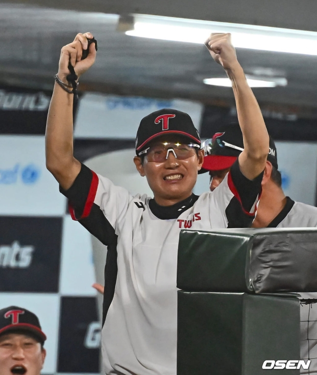 LG 염경엽 감독이 25일 사직 롯데전에서 연장 11회 초 박해민의 3타점 2루타가 나온 뒤 기뻐하고 있다.