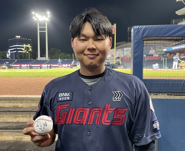 롯데 박진이 28일 창원 NC전에서 데뷔 첫 세이브를 기록한 후 기념구를 들고 포즈를 취하고 있다. /사진=롯데 자이언츠 제공