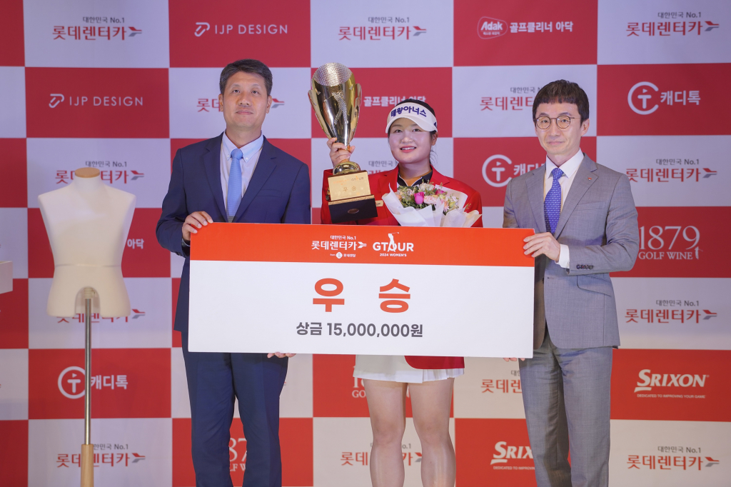 GTOUR WOMEN’S’ 4차 결선 시상식에서 (왼쪽부터)골프존 박강수 대표, 우승자 홍현지, 롯데렌탈 주식회사 마케팅부문 조근행 상무가 기념촬영을 하고 있다.