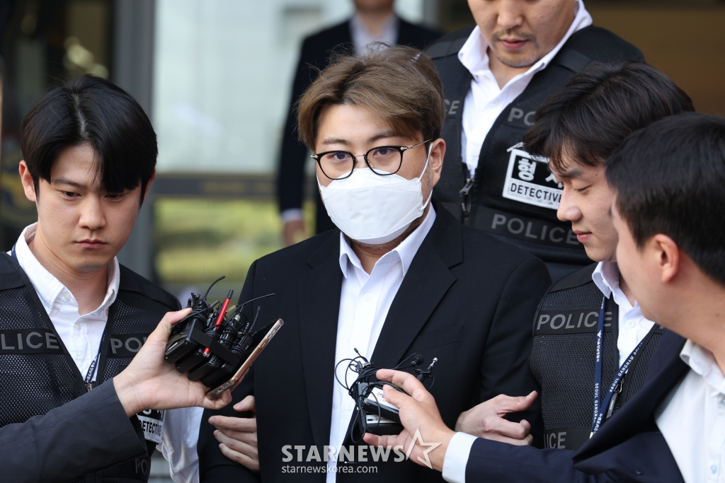 (서울=뉴스1) 박정호 기자 = '음주 뺑소니' 혐의를 받는 트로트 가수 김호중이 31일 오전 서울 강남경찰서에서 검찰로 송치되고 있다. 2024.5.31/뉴스1 Copyright (C) 뉴스1. All rights reserved. 무단 전재 및 재배포, AI학습 이용 금지. /사진=(서울=뉴스1) 박정호 기자