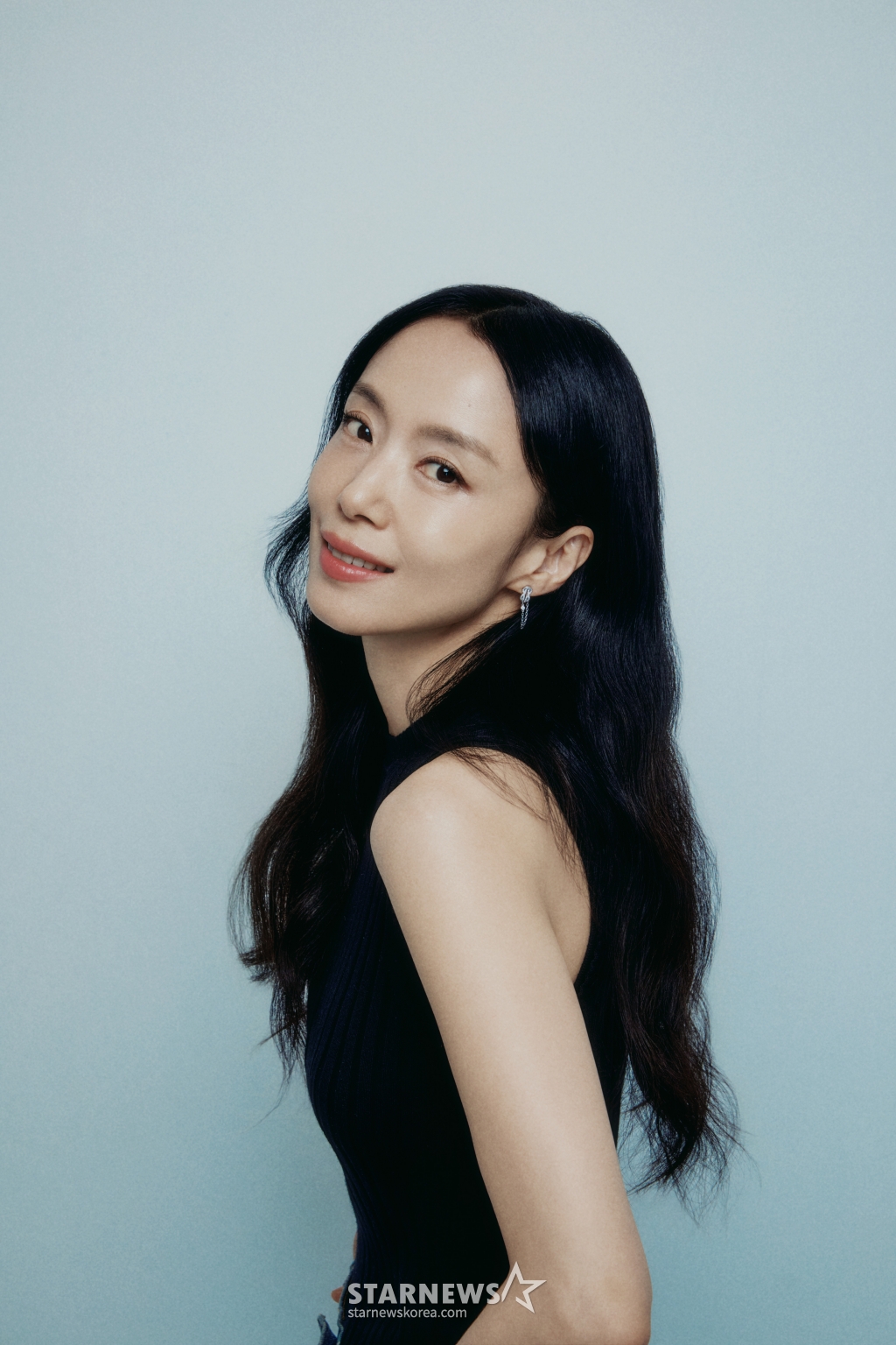 영화 '리볼버'(감독 오승욱)의 주연배우 전도연이 5일 진행된 라운드 인터뷰를 위해 포즈를 취하고 있다. /사진제공=플러스엠엔터테인먼트 2024.08.05 /사진=이동훈
