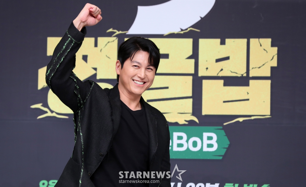 [서울=뉴시스] 김혜진 기자 = 배우 류수영이 12일 오후 서울 양천구 SBS 본사에서 열린 새 예능 프로그램 '정글밥' 제작발표회에서 포즈를 취하고 있다.  '정글밥'은 원시 부족의 야생 식문화를 직접 체험하고 한식 문화를 정글 구석구석 전파하는 프로그램이다. 2024.08.12. jini@newsis.com /사진=김혜진