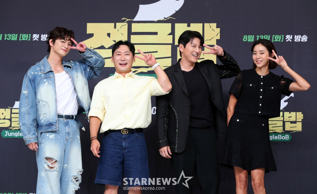[서울=뉴시스] 김혜진 기자 = 방송인 서인국(왼쪽부터), 이승윤, 류수영, 유이가 12일 오후 서울 양천구 SBS 본사에서 열린 새 예능 프로그램 '정글밥' 제작발표회에서 포즈를 취하고 있다.  '정글밥'은 원시 부족의 야생 식문화를 직접 체험하고 한식 문화를 정글 구석구석 전파하는 프로그램이다. 2024.08.12. jini@newsis.com /사진=김혜진