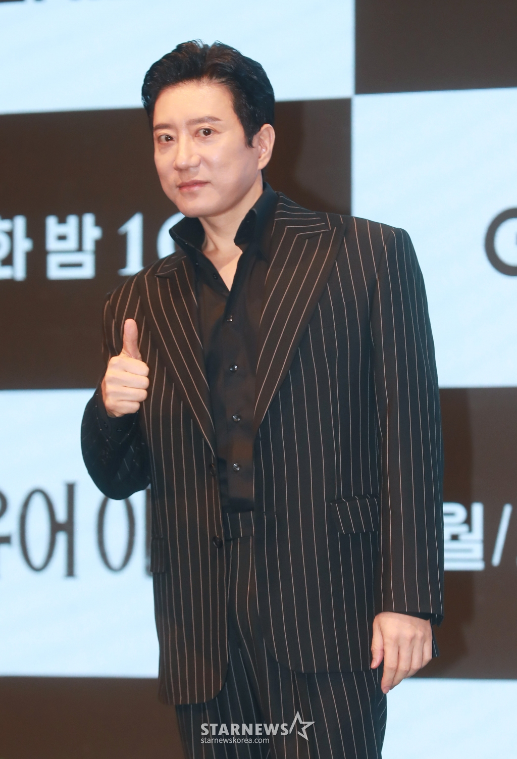 배우 김명민이 12일 오후 서울 구로구 더 세인트에서 진행된 지니TV 드라마 '유어 아너' 제작발표회에 참석해 포즈를 취하고 있다.  자식을 위해 괴물이 되기로 한 두 아버지의 부성 본능 대치극 '유어 아너'는 오늘(12일) 첫 방송된다. /2024.08.12 /사진=이동훈