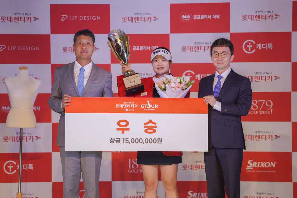 GTOUR WOMEN’S’ 5차 결선 시상식에서 (왼쪽부터)골프존 박강수 대표, 우승자 홍현지, 롯데렌탈 주식회사 마케팅부문 조근행 상무가 기념촬영을 하고 있다.