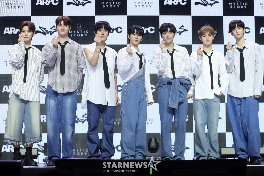 그룹 아크(ARrC) 리오토, 도하, 최한, 지우, 현민, 끼엔, 지빈이 19일 오후 서울 용산구 블루스퀘어 마스터카드홀에서 첫 번째 싱글 EP ‘AR·C(에이알스퀘어드씨) 발매 기념 데뷔 쇼케이스를 열고 포즈를 취하고 있다. 2024.08.19 /사진=임성균