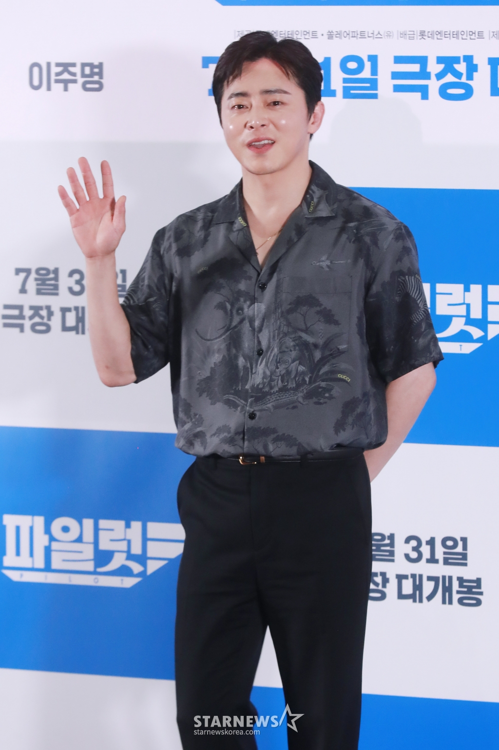 배우 조정석이 16일 오후 서울 롯데시네마 월드타워점에서 진행된 영화 '파일럿' 언론시사회 및 기자간담회에 참석해 포즈를 취하고 있다. 스타 파일럿에서 하루아침에 실직자가 된 한정우(조정석 분)가 파격 변신 이후 재취업에 성공하며 벌어지는 코미디 영화 '파일럿'은 오는 31일 개봉한다. /2024.07.16 /사진=이동훈