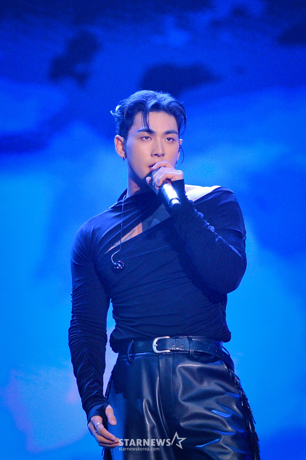 가수 백호가 11일 서울 송파구 올림픽공원 KSPO DOME에서 진행된 2023 'Weverse Con Festival'(위버스콘 페스티벌)에 참석해 멋진 무대를 선보이고 있다. / 사진제공 = 위버스콘 페스티벌