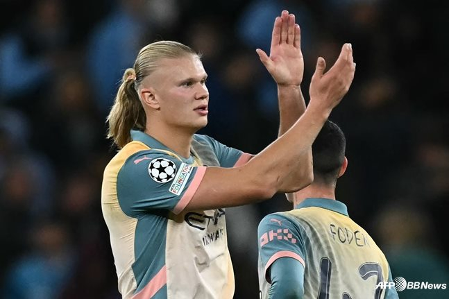 엘링 홀란이 2024~2025시즌 유럽축구연맹(UEFA) 챔피언스리그(UCL) 1라운드 인터밀란과 경기가 끝난 뒤 박수치고 있다. /AFPBBNews=뉴스1