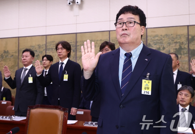 김택규(오른쪽) 대한배드민턴협회장이 24일 국회 문화체육관광위원회 현안 질의에서 선서를 하고 있다. /사진=뉴스1