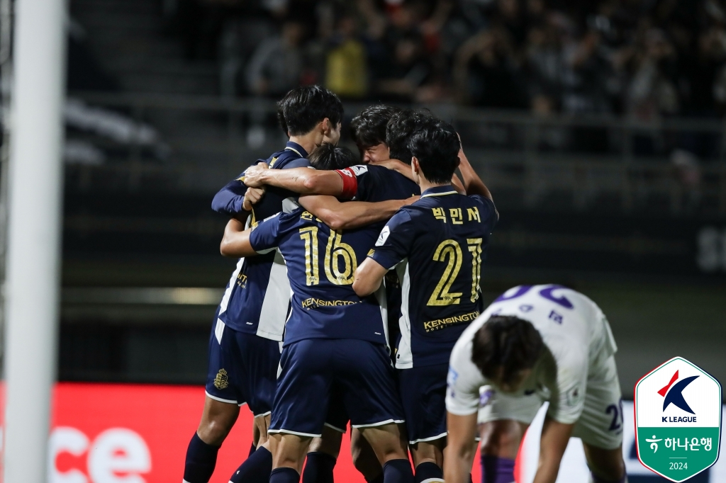 서울이랜드 선수들이 24일 오후 7시30분 목동종합운동장에서 열린 서울이랜드 대 안양FC의 '하나은행 K리그2 2024' 32라운드에서 선제골을 넣고 기뻐하고 있다. /사진=한국프로축구연맹 제공