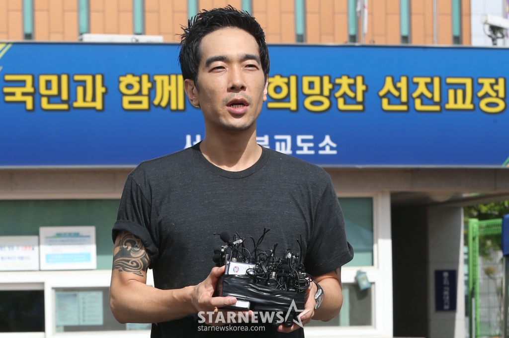 미성년자 성폭행 및 성추행 혐의로 구속된 그룹 룰라 출신 고영욱이 10일 오전 구로구 천왕동 서울남부교도소에서 복역을 마친 뒤 만기 출소해 취재진과 인터뷰 하고 있다. 고영욱은 출소 뒤 신상정보 공개, 고지 5년, 위치추적 전자장치 부착 3년이 추가로 시행된다. /사진=이기범 기자 leekb@