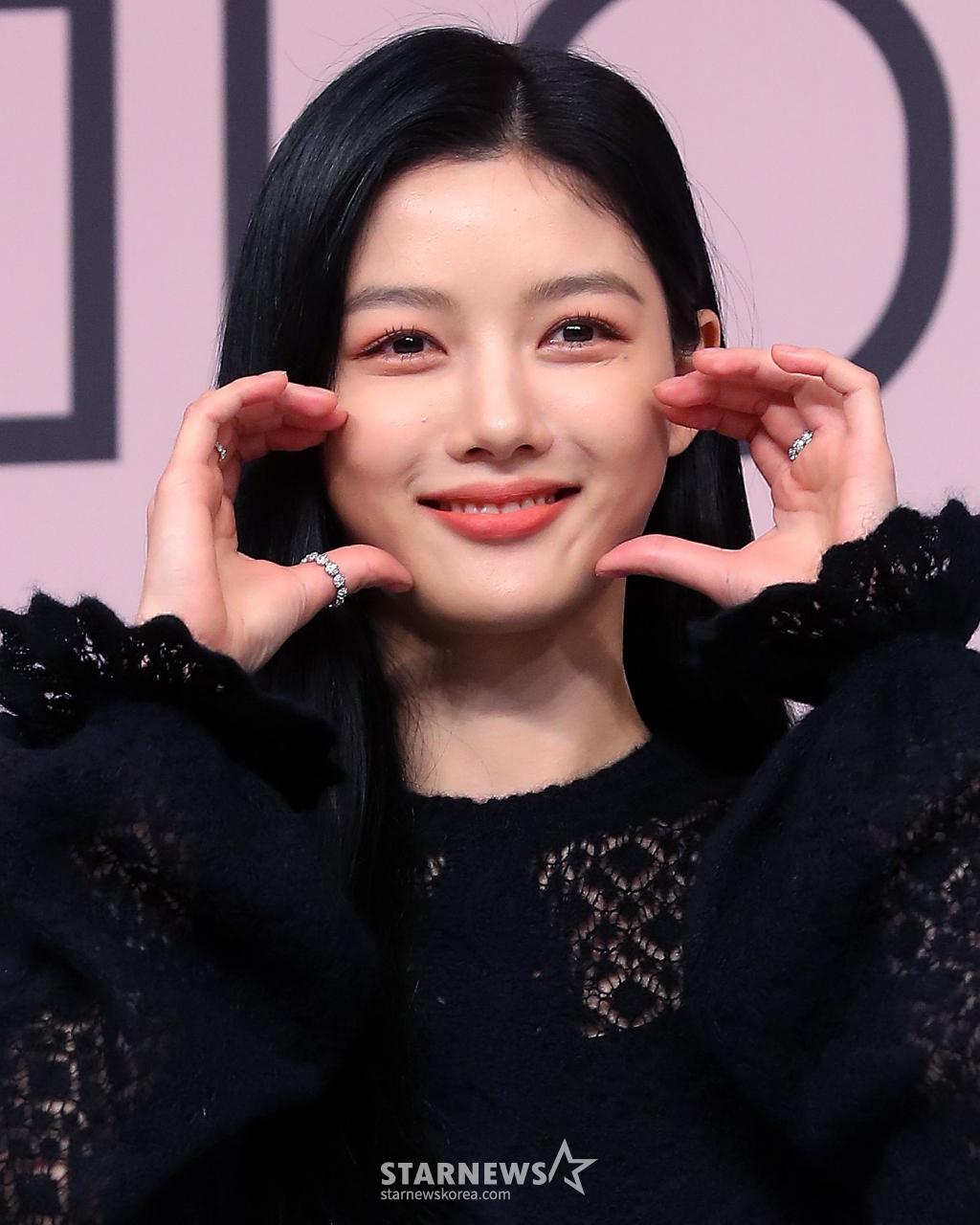 배우 김유정이 24일 오후 서울 양천구 목동 SBS 사옥에서 진행된 금토드라마 '마이 데몬' 제작발표회에 참석해 포즈를 취하고 있다. '마이 데몬'은 악마 같은 재벌 상속녀 도도희(김유정 분)와 한순간 능력을 잃어버린 악마 정구원(송강 분)이 계약 결혼을 하며 벌어지는 판타지 로맨틱 코미디다. 2023.11.24 /사진=김창현