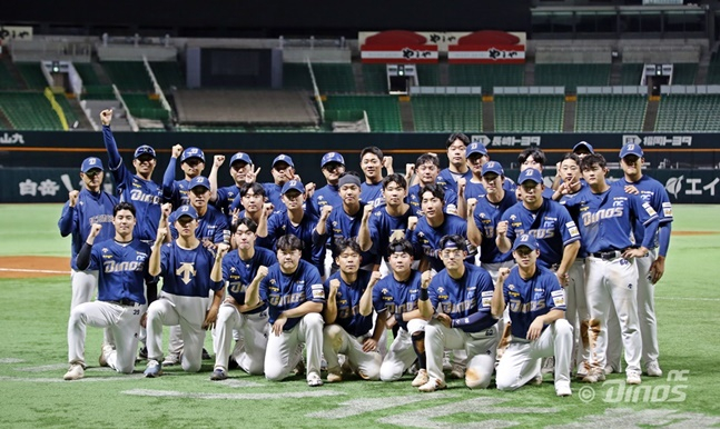 NC 선수단이 NPB 소프트뱅크와 교류전 종료 후 기념촬영을 하고 있다. /사진=NC 다이노스 제공