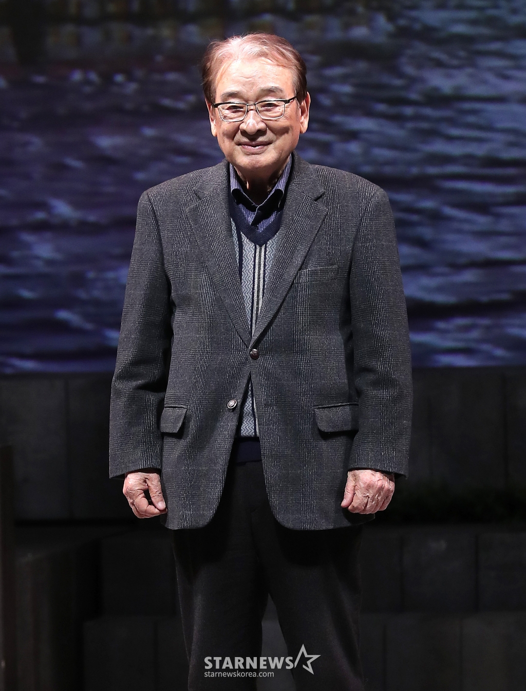 배우 이순재가 20일 오후 서울 광진구 유니버설 아트센터에서 진행된 연극 '갈매기' 프레스콜에 참석해 포즈를 취하고 있다. '갈매기'는 러시아를 대표하는 극작가 안톤 체홉의 희곡을 원작으로 인물들 간의 비극적인 사랑과 처절한 갈등, 인간 존재의 이유와 삶의 의미를 찾아가는 내용을 다룬다. 오는 21일 유니버설아트센터 대극장에서 개막한다. 2022.12.20