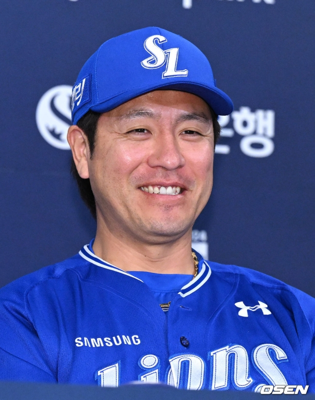 삼성 강민호가 20일 열린 2024 KBO 한국시리즈 미디어데이에서 취재진과 인터뷰에 응하고 있다.